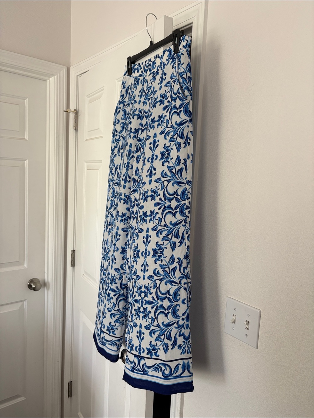 Bwear NWOT Blue & White Floral Print Wide-Leg Pants - Picture 3 of 13